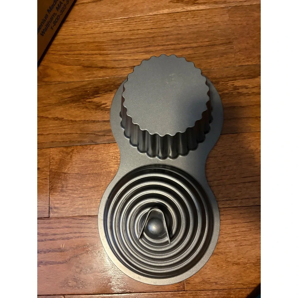 Wilton Giant Cupcake Pan Gray Non-Stick 3D Large Cake‎ Mold 2105-5038